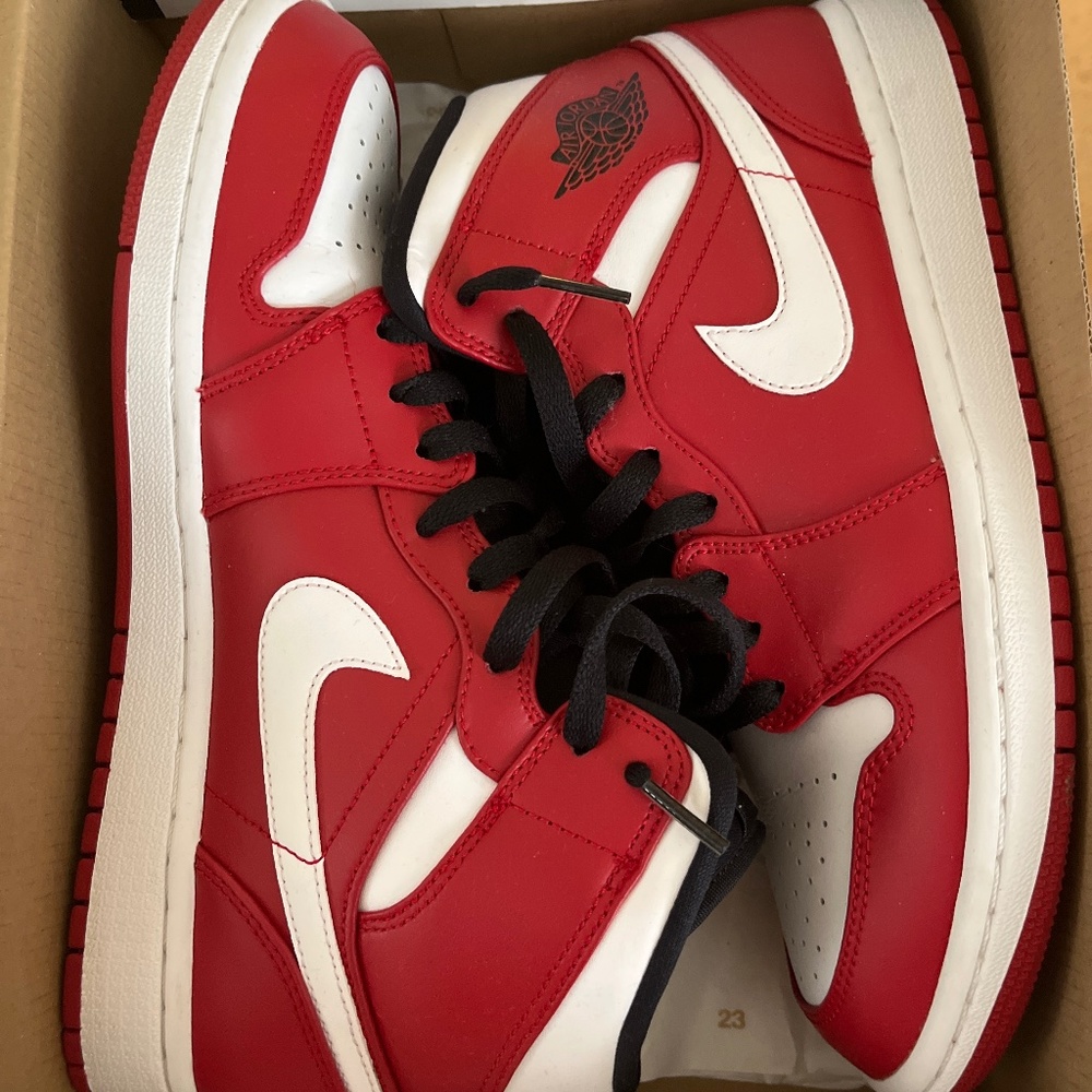 Chicago Jordan 1 Mid